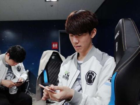 NAVI 击败 FaZe，确保在 IEM Cologne 2025 中获得季后赛名额