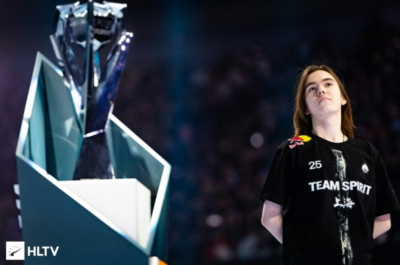 LPL转会：icon沉寂后加盟BLG，会跟fofo轮换吗？