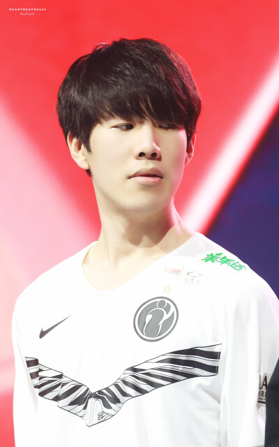 只玩真实！Bin曾和网友对喷维护Faker：Uzi和Faker都不配比何况一个吃鸡主播